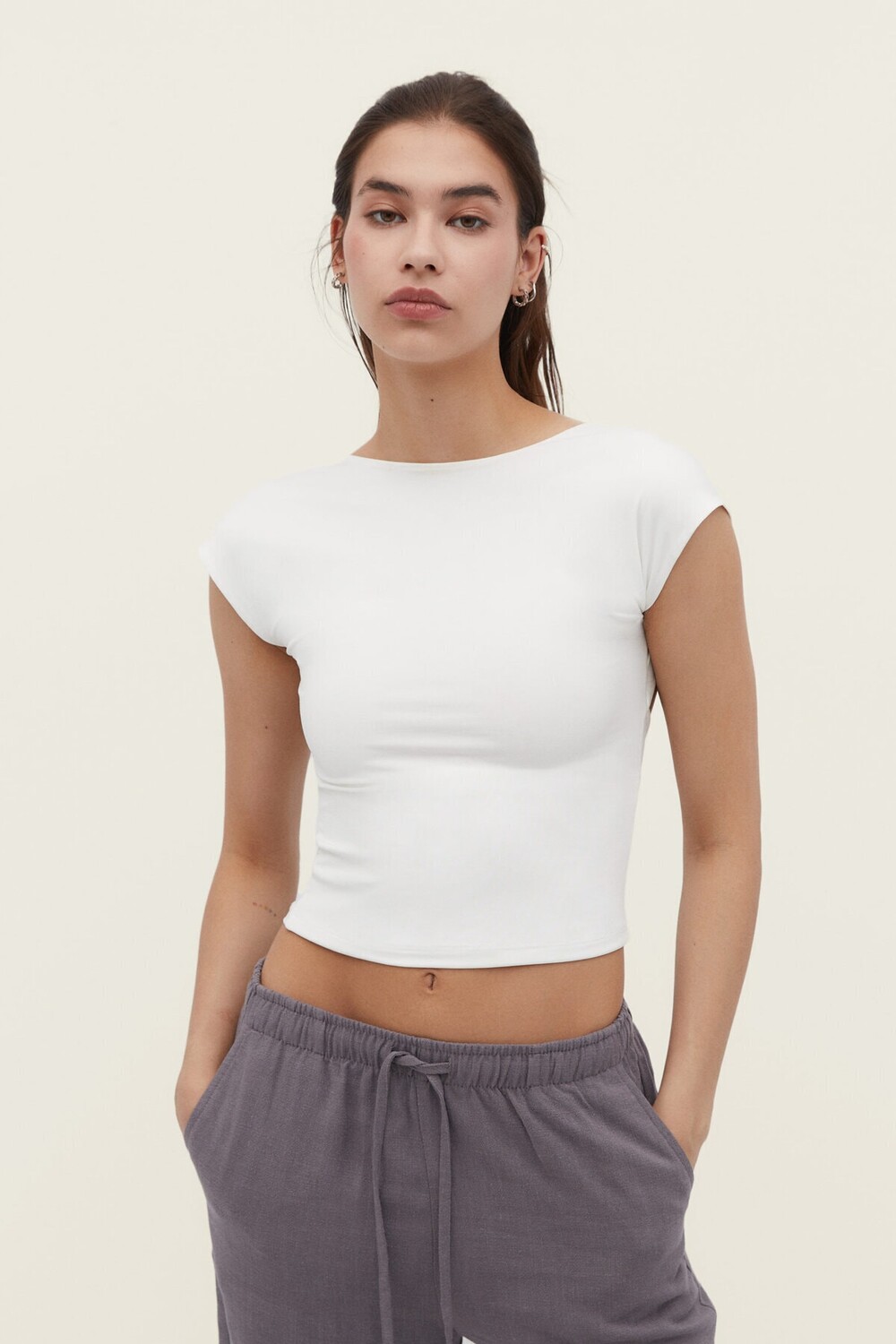 

Укороченная футболка Stradivarius, экрю
