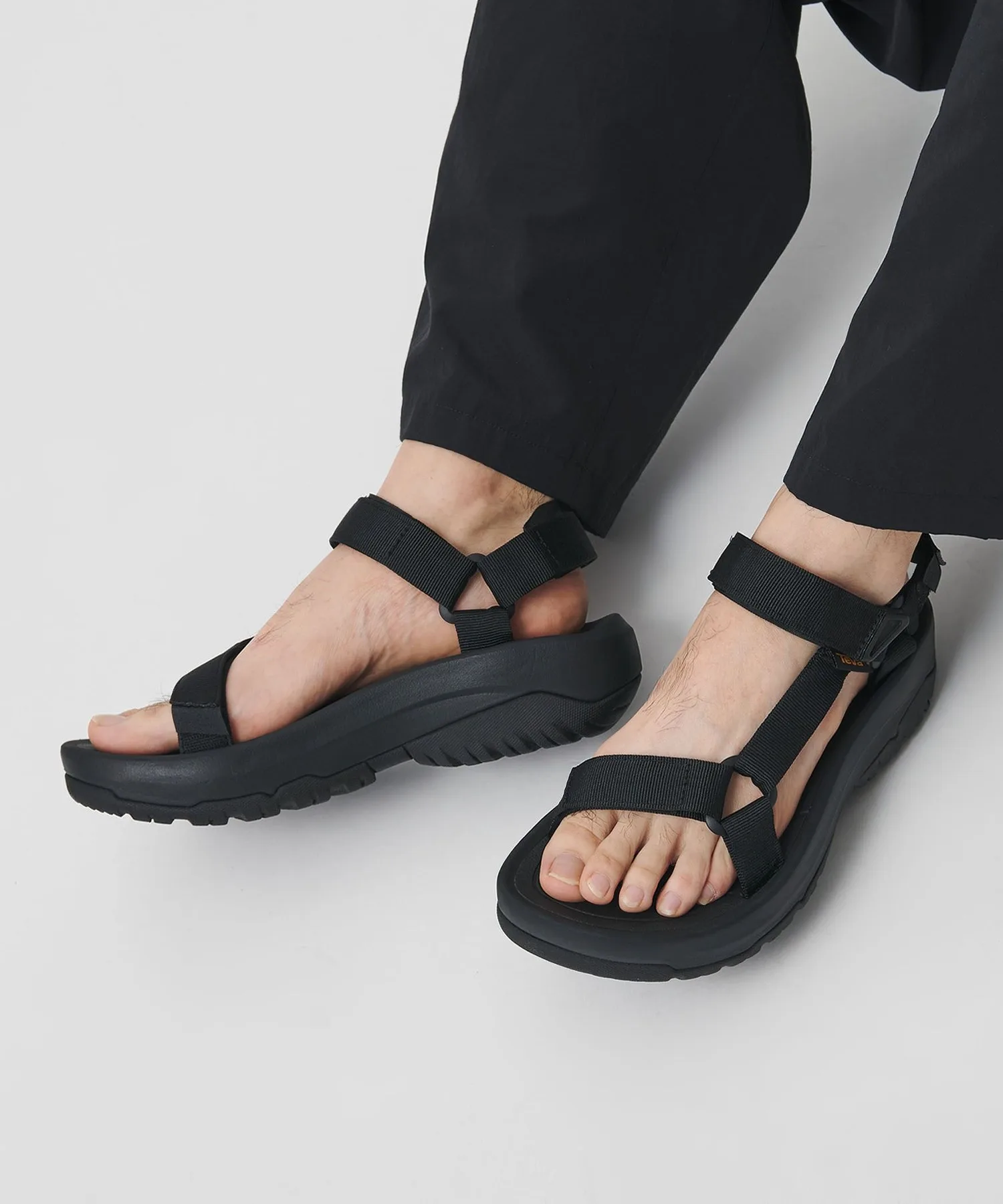 Мужские спортивные сандалии Teva Hurricane XLT2 AmpSole с объемной подошвой черные — фото 2