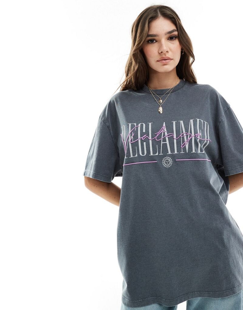 

Объемная стираная футболка Reclaimed Vintage с логотипом