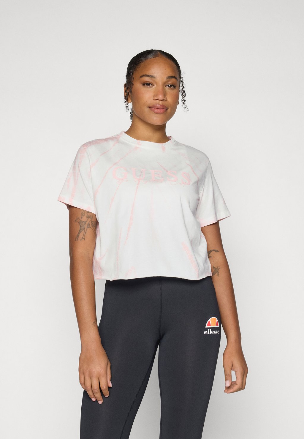 

Футболка с принтом GENZIANA CROP TEE Guess, светло-розовый