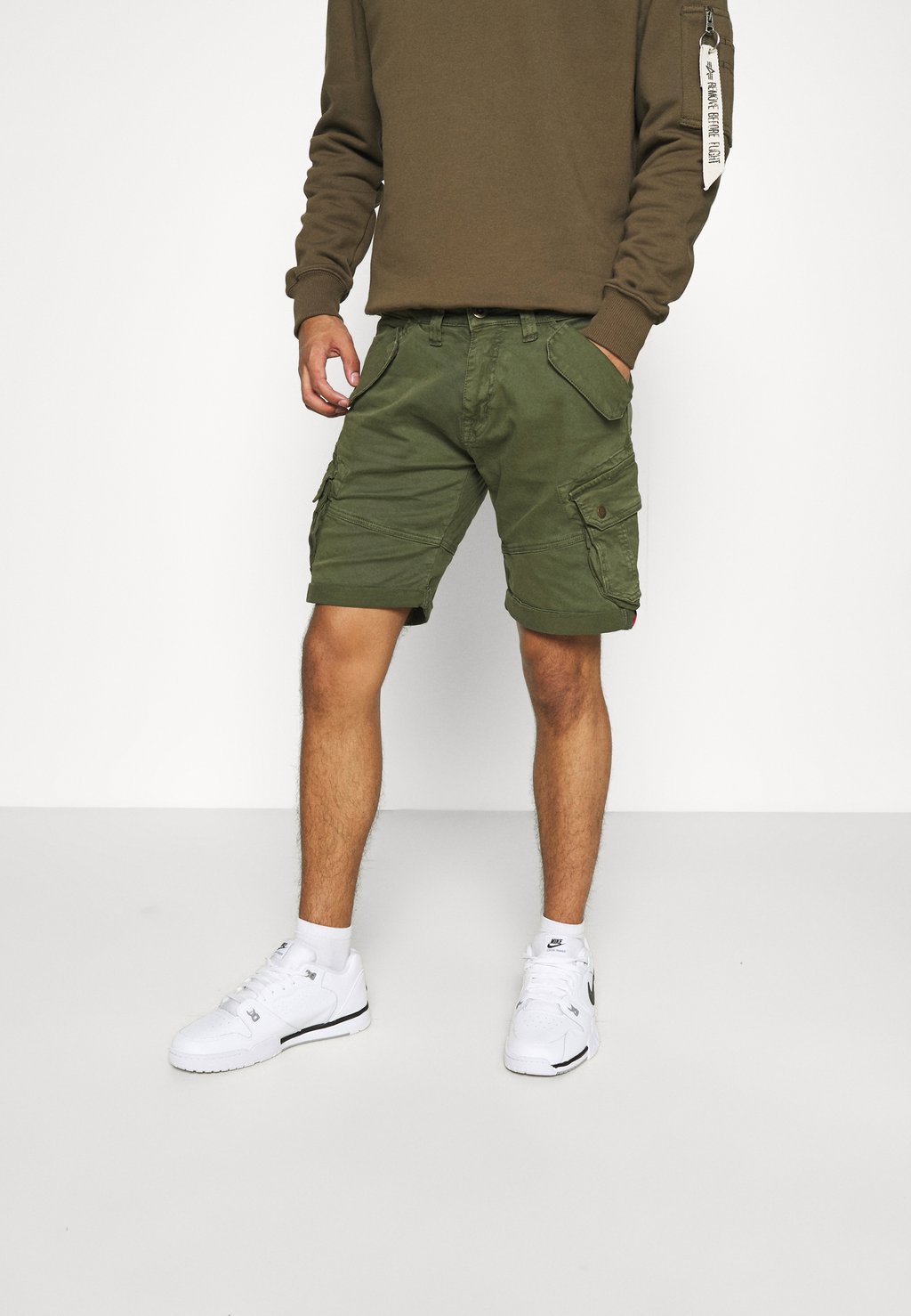 

Шорты COMBAT Alpha Industries, оливковый