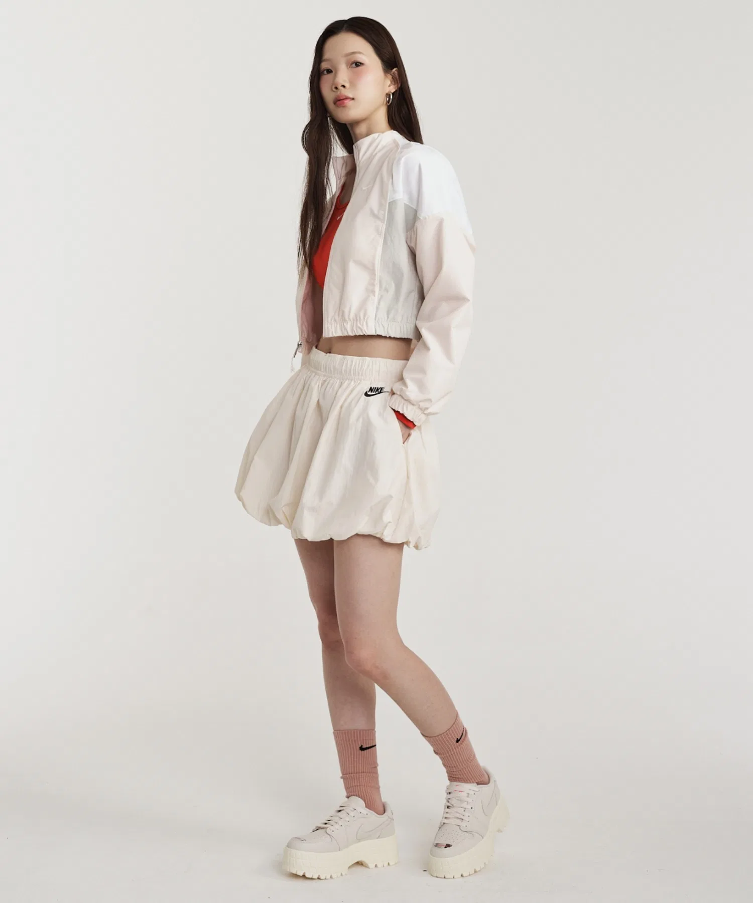 Женская юбка NIKE Loose Bubble короткая нейлоновая белая — фото 3