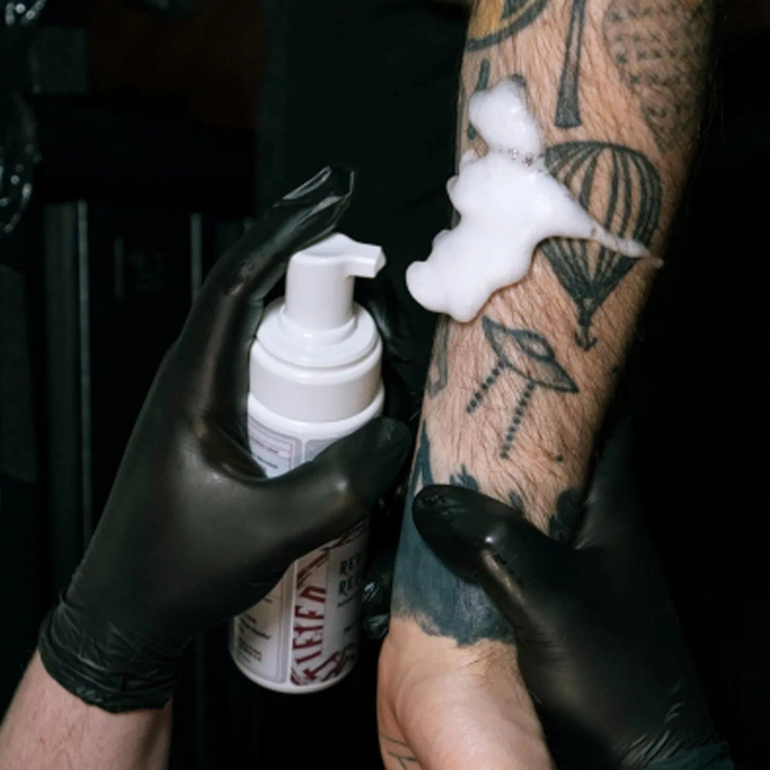 Пенка для очищения татуировок «Bubbles Deluxe Foam Wash» от Hustle, 207 мл Hustle Butter Deluxe — фото 3