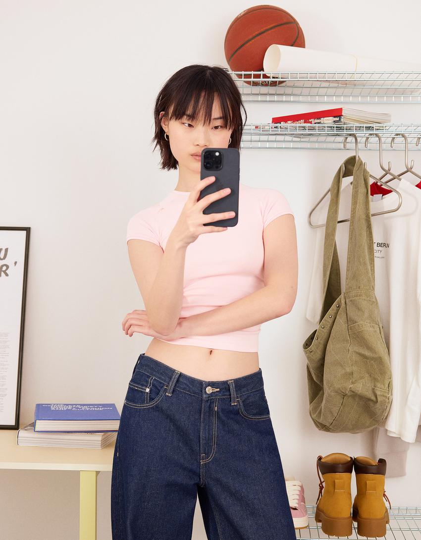

Футболка с коротким рукавом и сборкой по бокам Bershka, розовый