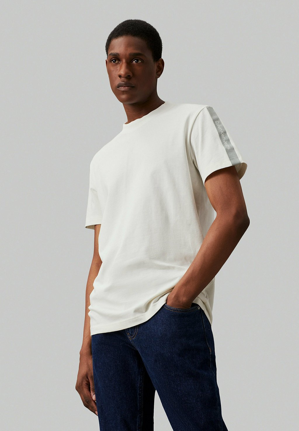 

Футболка с принтом TAPE Calvin Klein Jeans, белый