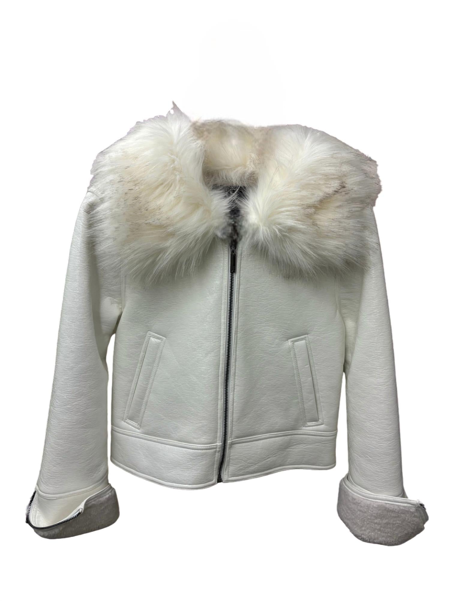

Куртка-авиатор с эффектом мокрого взгляда в цвете Blanc Unreal Fur