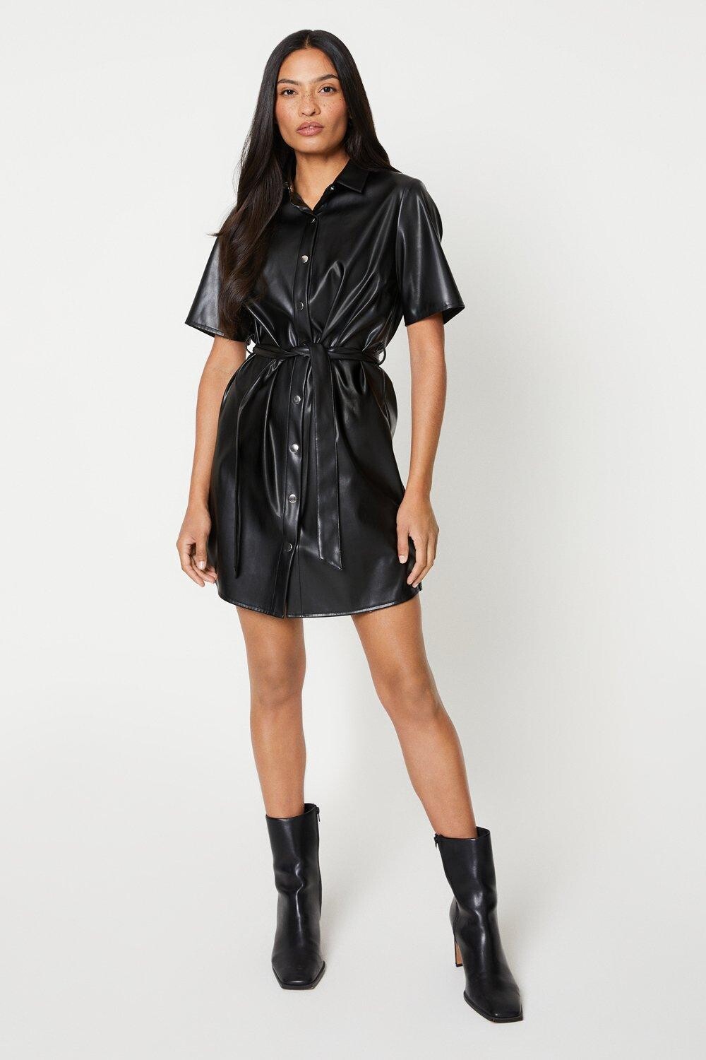 

Платье-рубашка с коротким рукавом из искусственной кожи Dorothy Perkins, черный