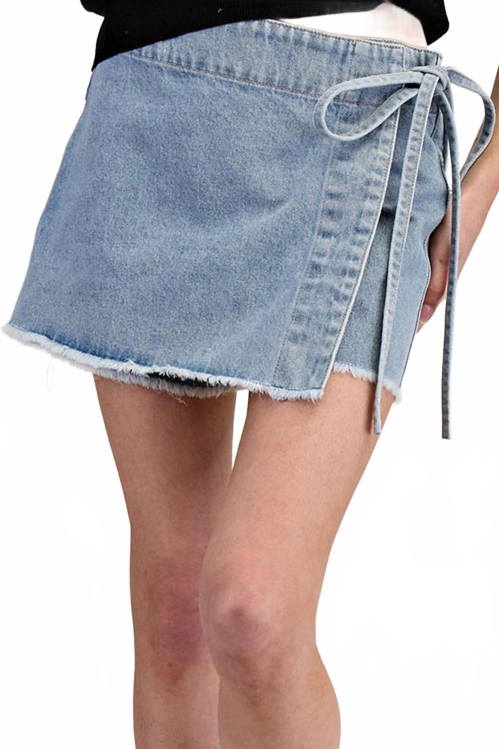 

Джинсовая юбка-шорты с запахом и завязкой на тане в синем цвете Eesome