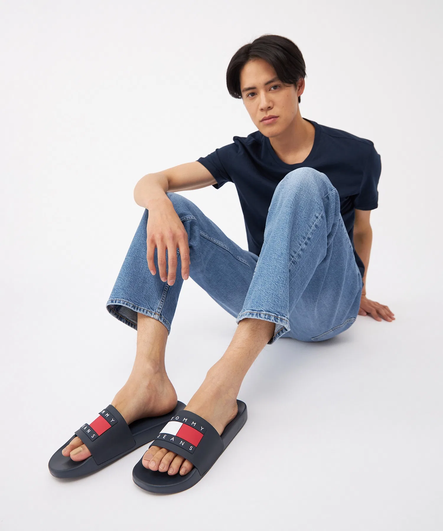 Мужские шлепанцы TOMMY JEANS для бассейна — фото 3