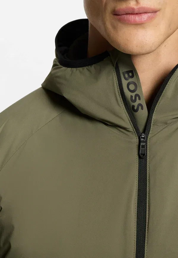 Куртка Ow_Lite x jt hd light jacket Boss, цвет хаки семь — фото 4