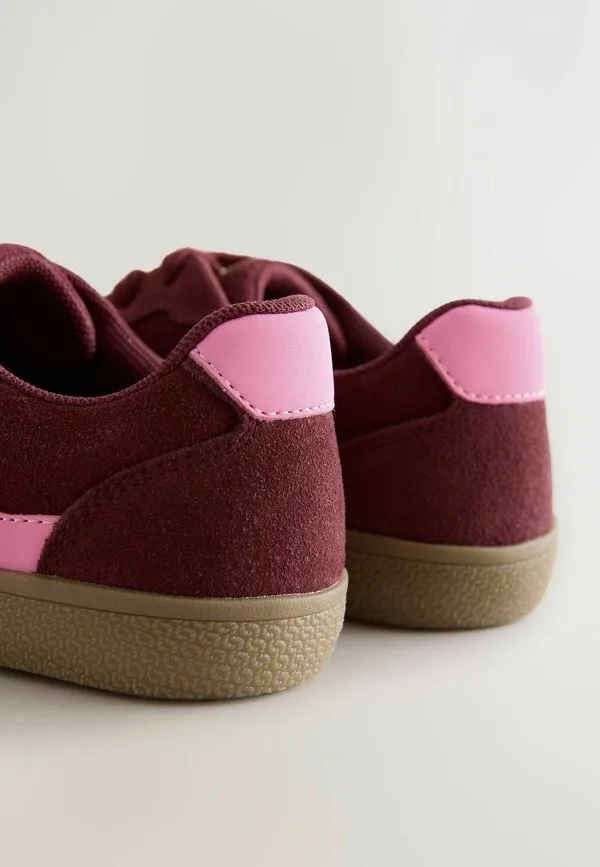 Кроссовки на шнуровке стандартного кроя для повседневной носки Next, Burgundy Red Suede — фото 3