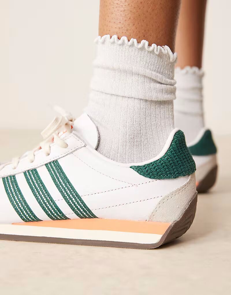 Кроссовки Adidas Originals Country OG белого и зеленого цвета, связанные крючком — фото 2