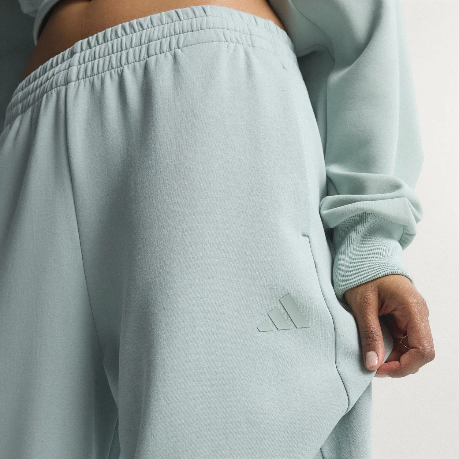 Женские брюки Adidas Soft Luxe Straight Leg, цвета Wonder Sage — фото 4