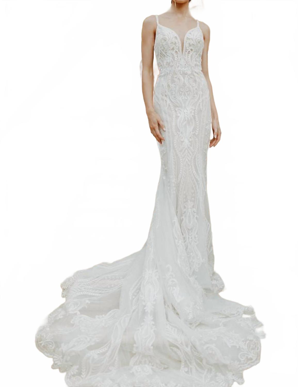 

Шикарное ажурное свадебное платье фасона фит-энд-флэр в цвете айвори Essence of Australia, слоновая кость