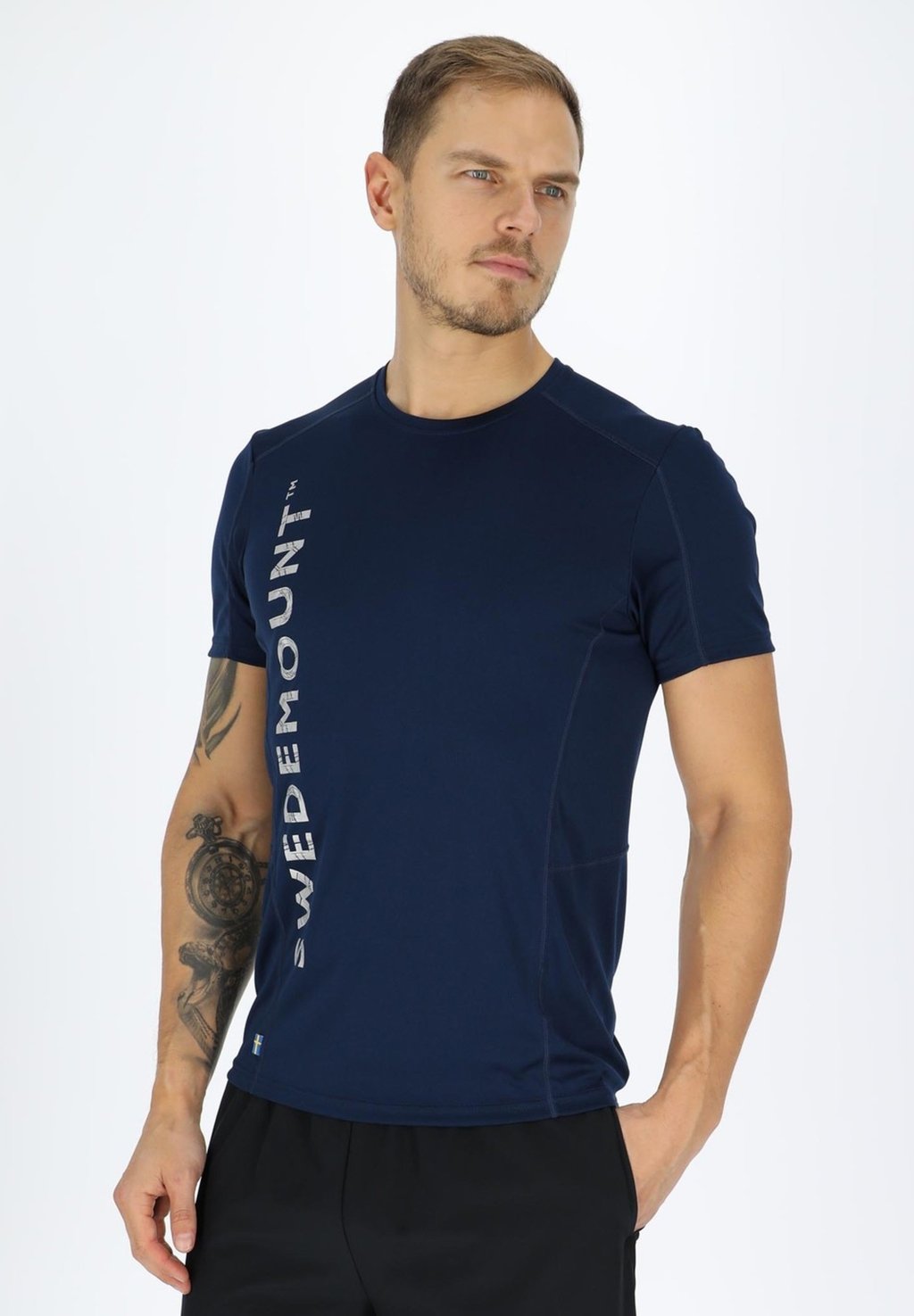

Футболка с принтом LOGO TEE Swedemount, цвет Navy Melange Reflective