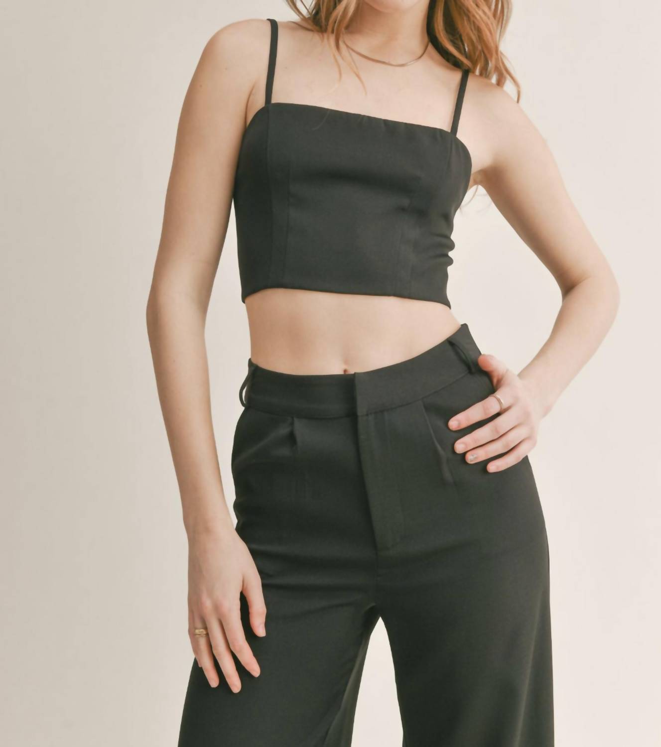 

Кофейный финик Crop Майка в черном цвете Sadie & Sage