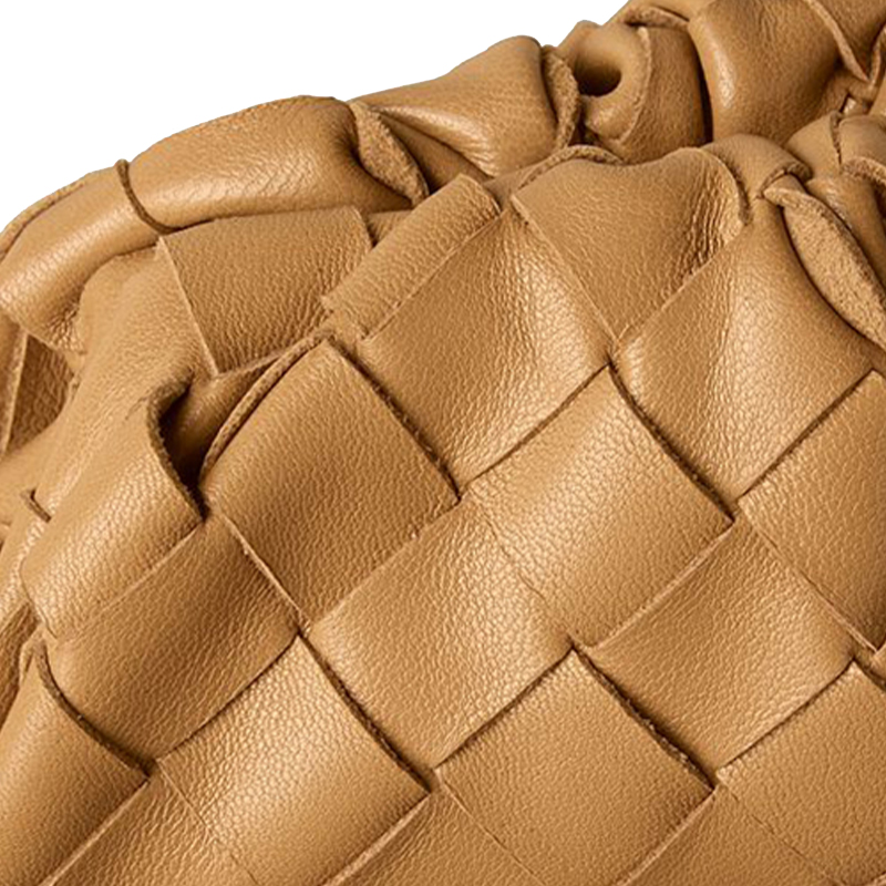 Bottega Veneta Женская мини-сумочка клатч из овчины медового цвета — фото 4