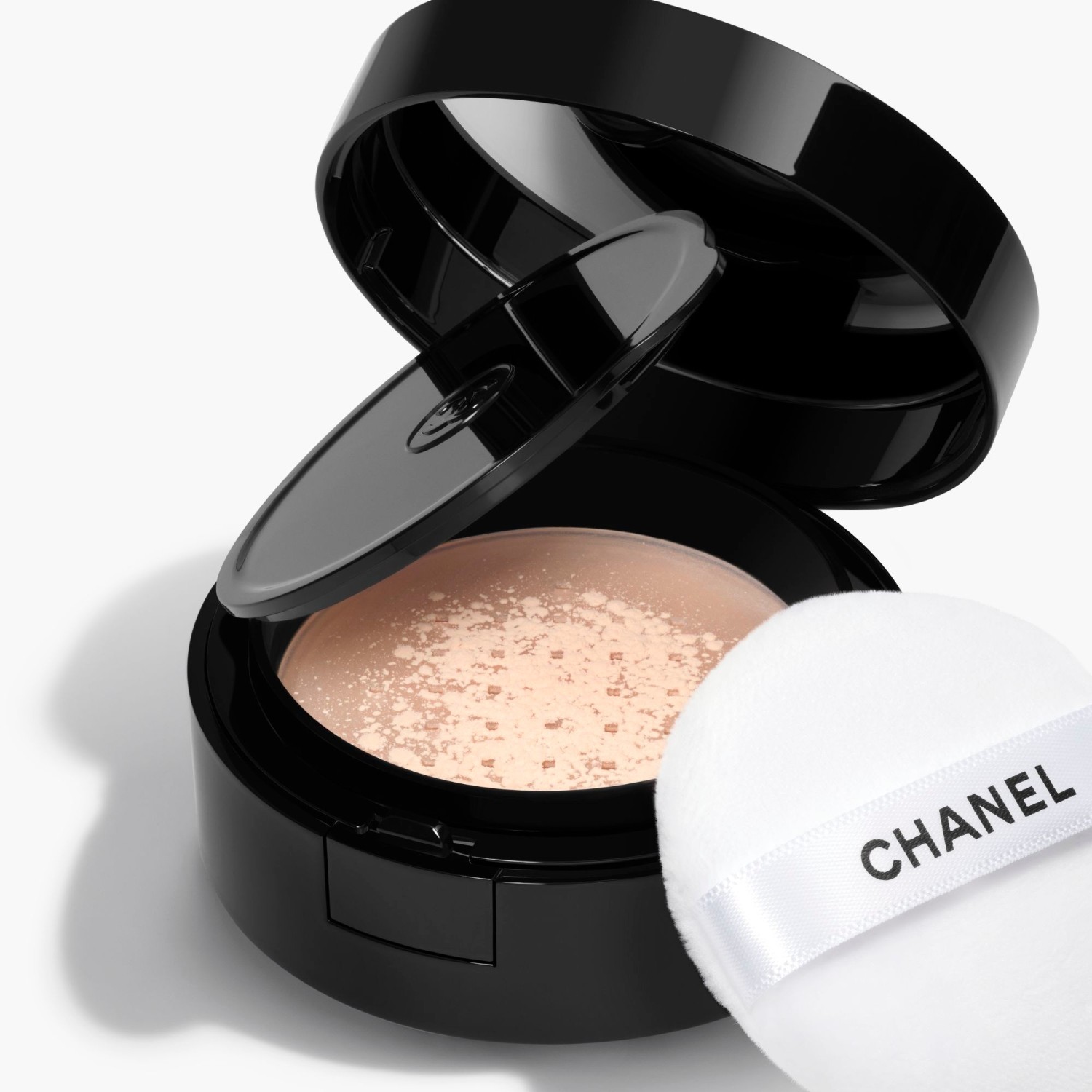 Пудра для лица poudre universelle libre mit natürlichem finish Chanel, 20 - medium light, вес 6 гр. — фото 2