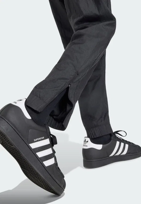 Штаны Manchester United Woven Pant 90 Club Wear Adidas Originals, черный — фото 4