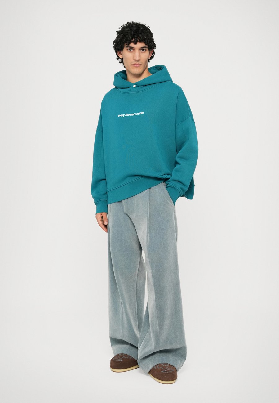 

Толстовка Bonsai SEASONAL GRAPHIC CROP HODIE OVERSIZE FIT UNISEX, Green, Зеленый, Толстовка Bonsai SEASONAL GRAPHIC CROP HODIE OVERSIZE FIT UNISEX, Green