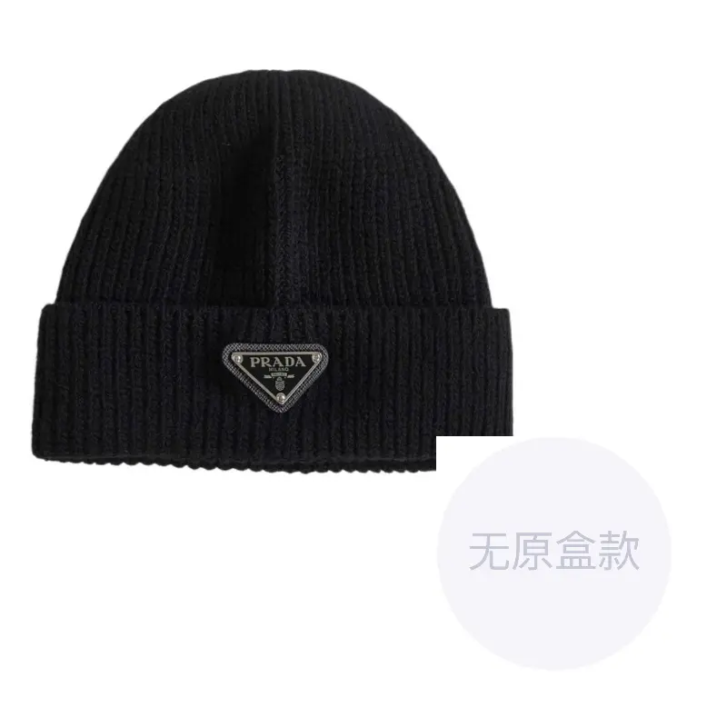 

Шапка с треугольным логотипом Prada, черный