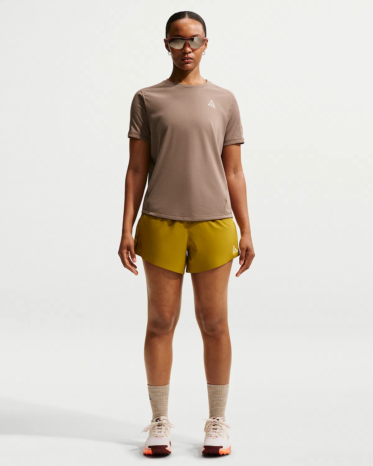 Женский топ для трейлраннинга Nike ACG Dri-FIT с коротким рукавом, Mink Brown/Summit White — фото 4