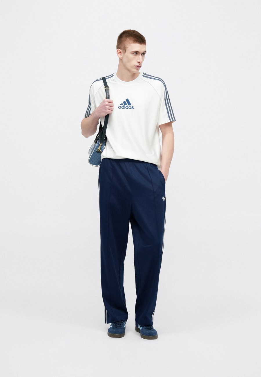Футболка Adidas Originals BOS TEE, White/Preloved Ink/White — фото 3