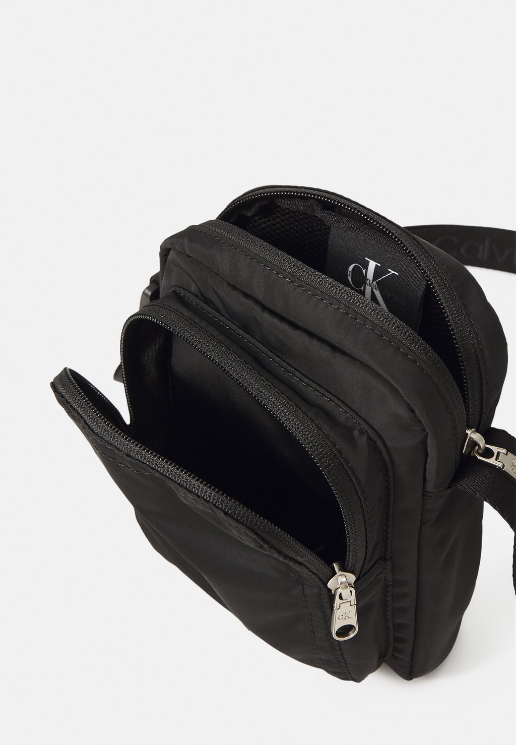 

Сумка через плечо ULTRALIGHT REPORTER Calvin Klein Jeans, черный