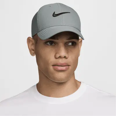 

Бейсболка Nike Dri-FIT Club Structured Swoosh Cap, цвет Smoke Grey/Black