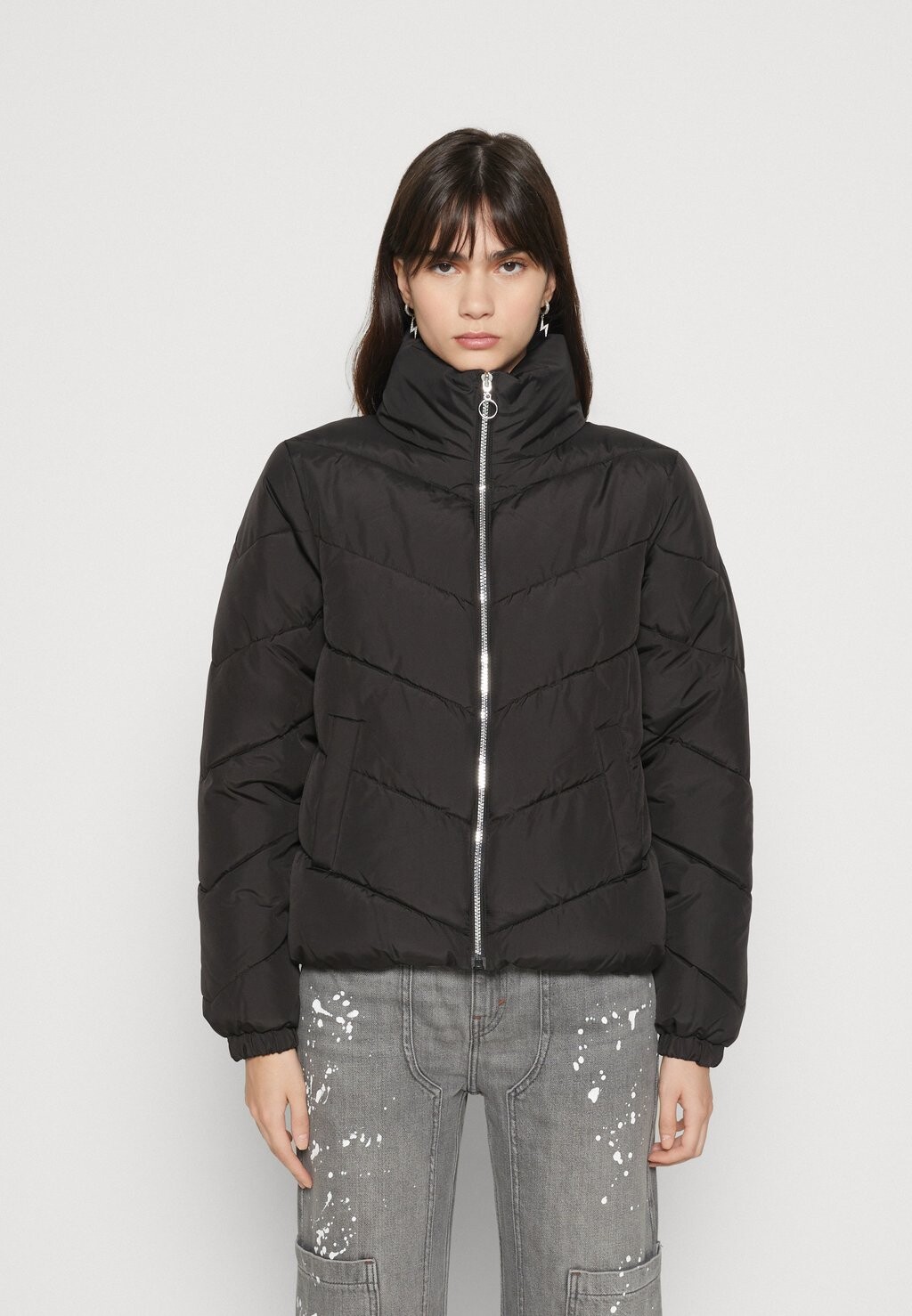 

Куртка JDY ШОРТЫ С ПОДТЕКОЙ, черный