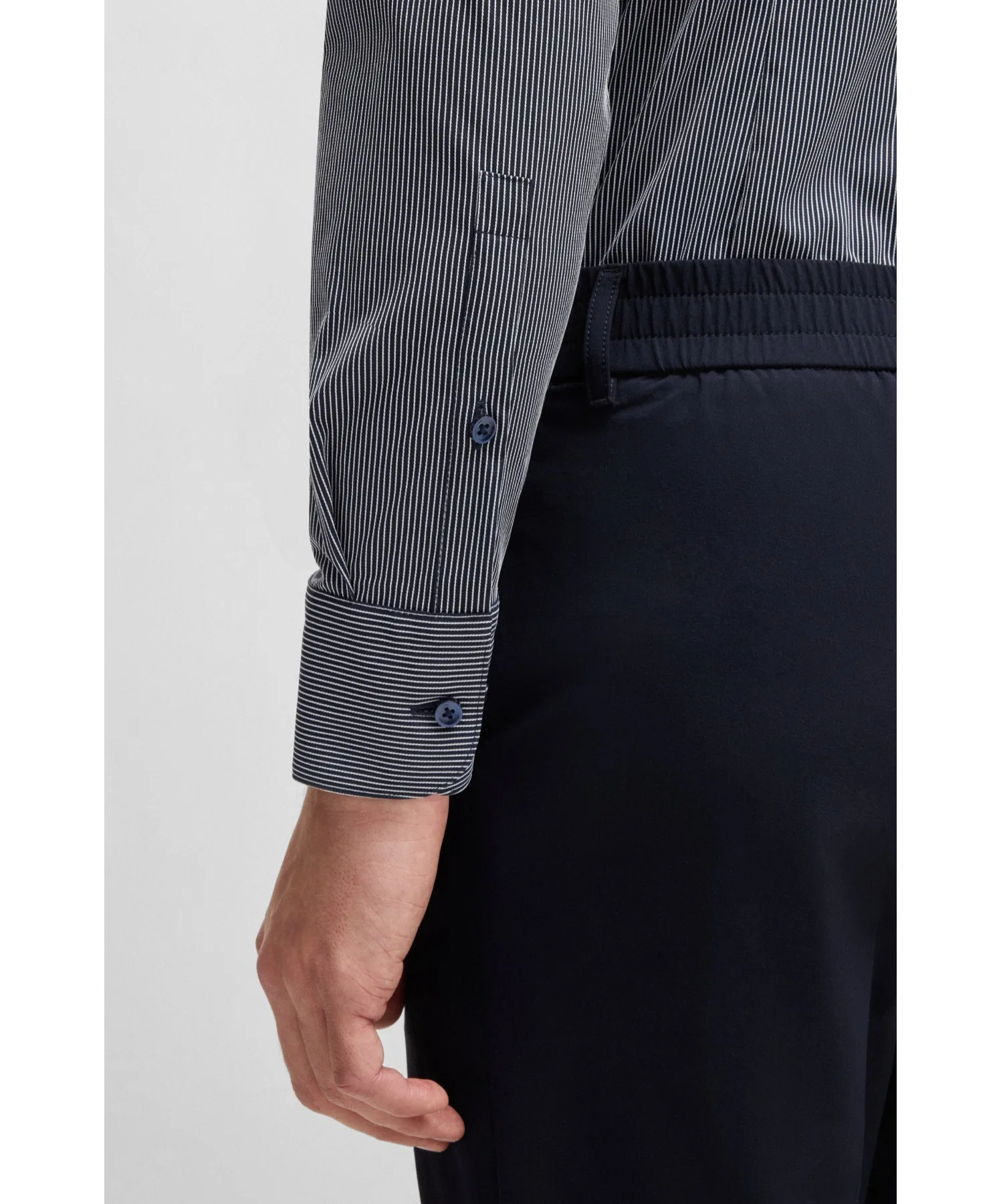 Мужская рубашка BOSS Slim Fit в полоску из эластичной ткани тёмно-синего цвета — фото 3