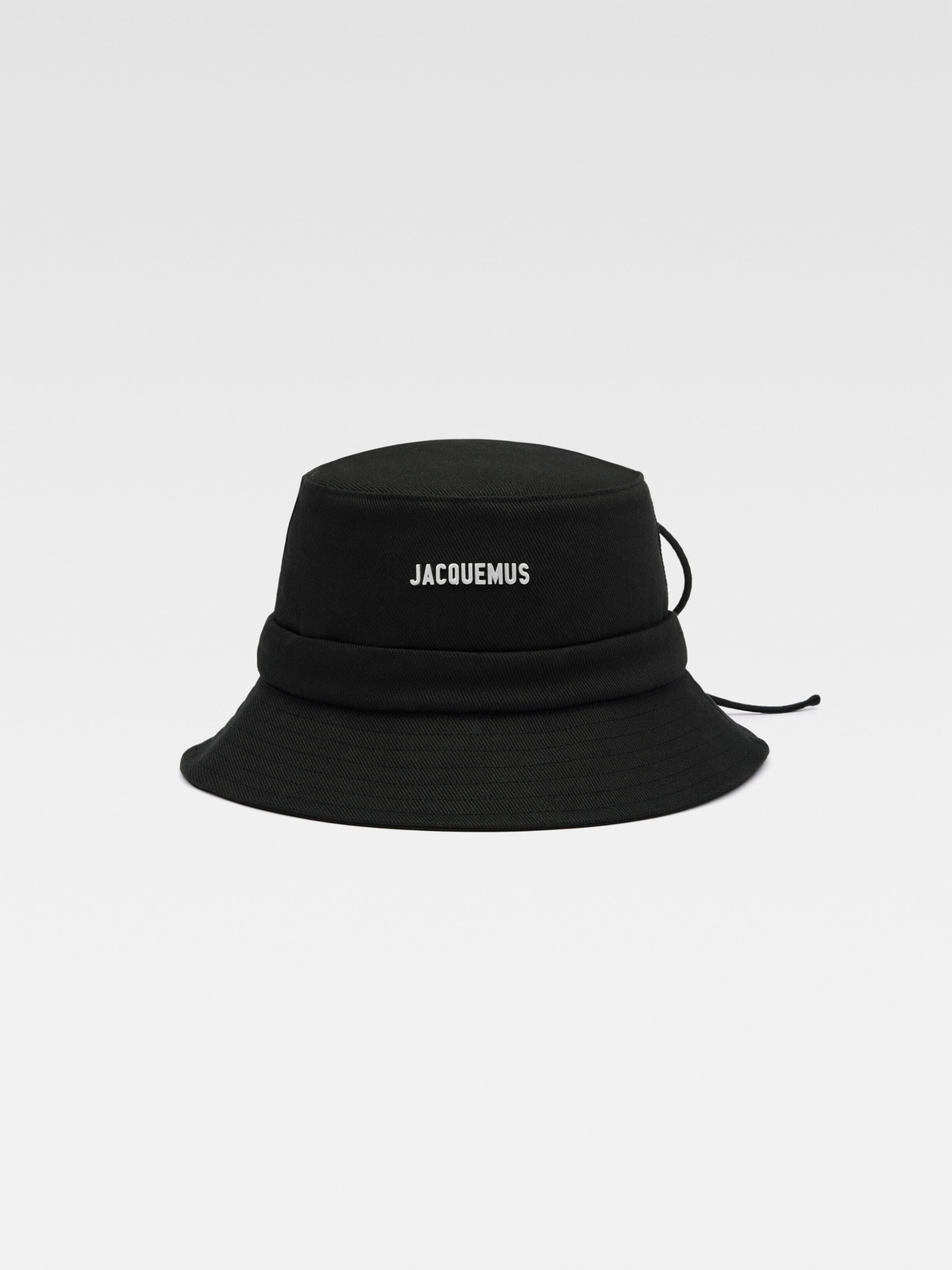 

Завязанная шляпа-ведро JACQUEMUS The Gadjo bucket hat, черный