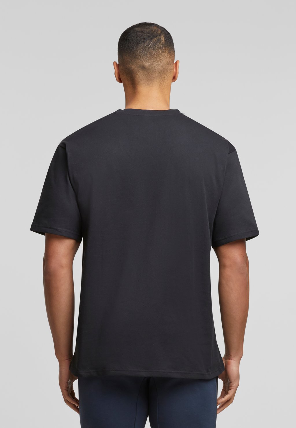 

Базовая футболка Mister Tee, черный