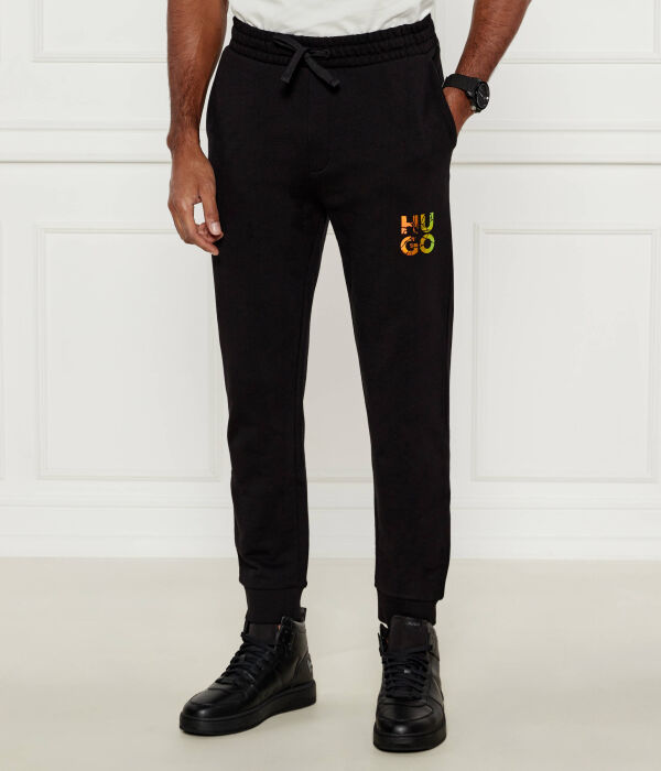 

Надеты брюки Regular fit Hugo, черный