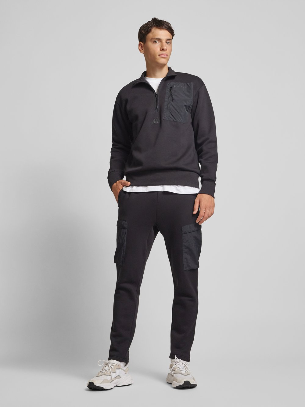 

Узкие спортивные брюки с карманами-карго ADIDAS SPORTSWEAR, черный