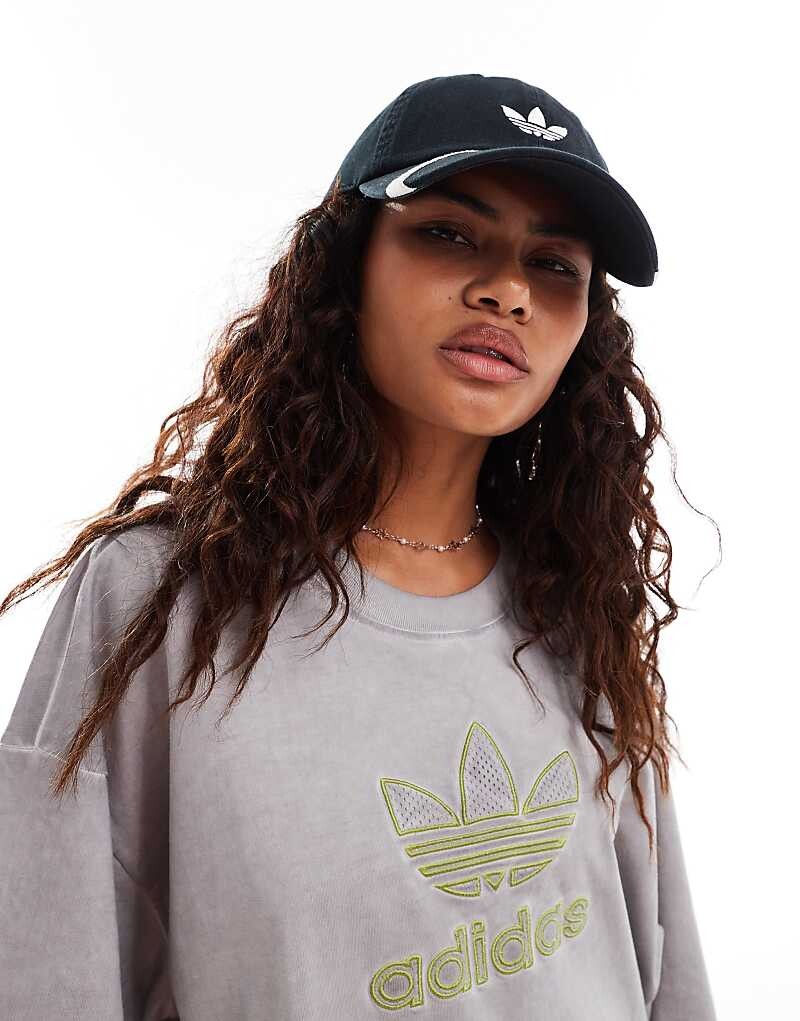 

Черная кепка adidas Originals Adilenium