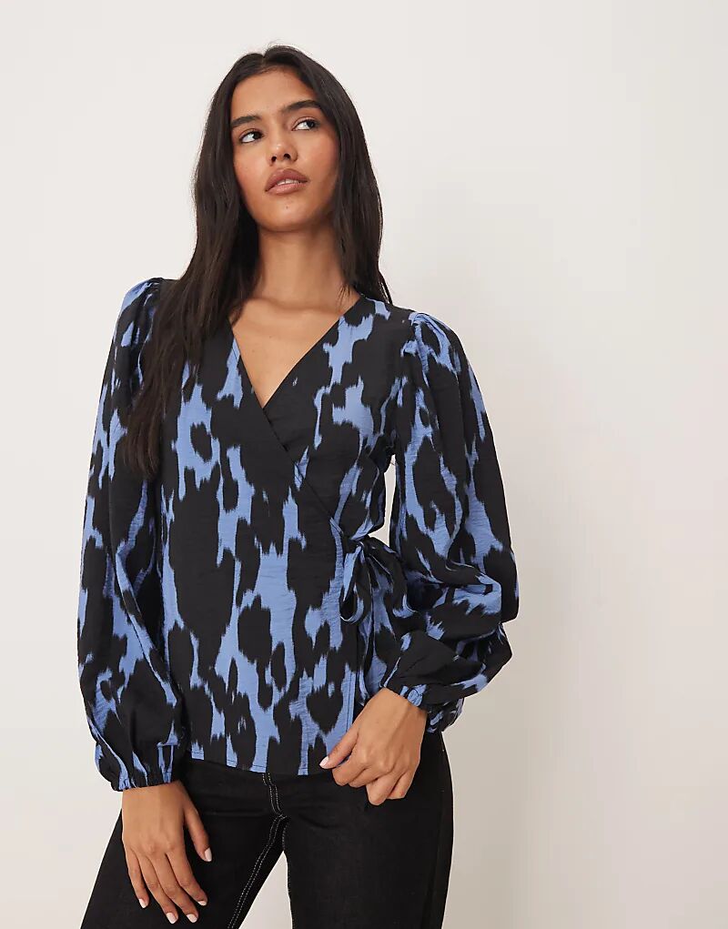 

Блузка-халат JDY с абстрактным принтом в сине-черном цвете