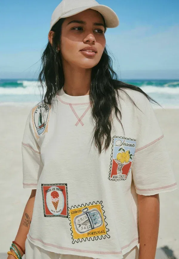Футболка Regular fit, Next, модель summer badge graphic boxy crew neck t-shirt, цвет экрю — фото 4