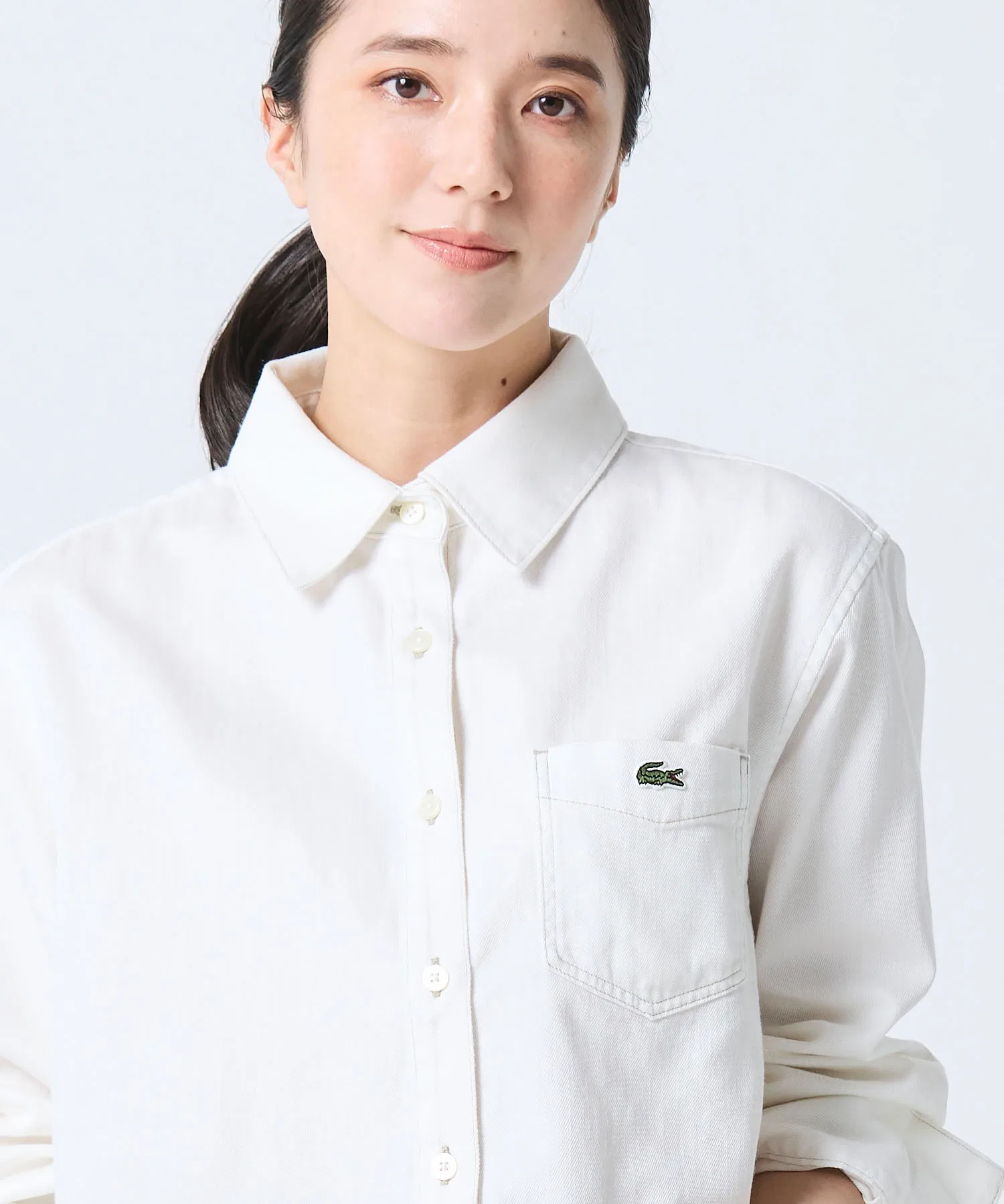 Рубашка джинсовая LACOSTE белая укороченная — фото 2