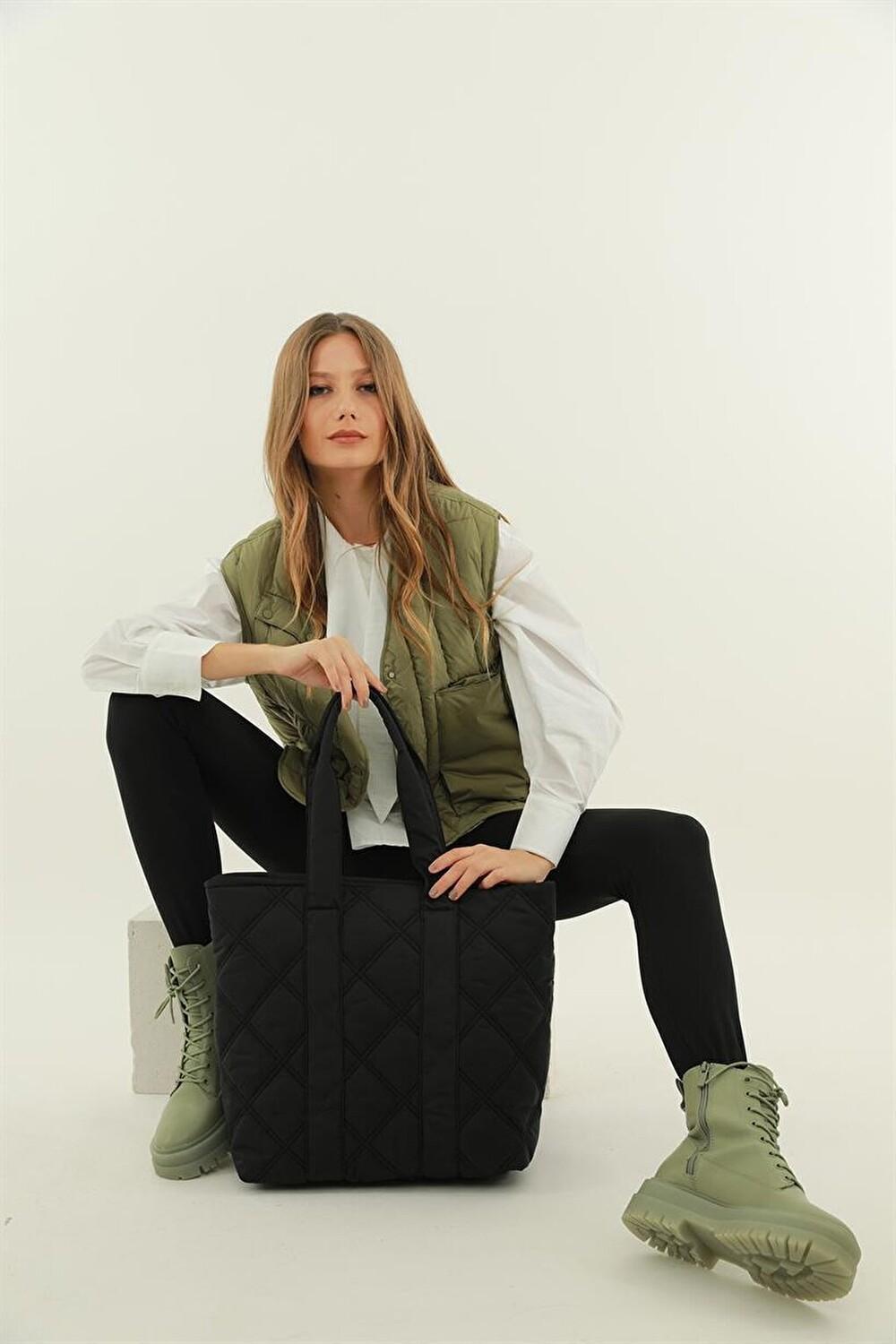 

Черная женская сумка через плечо со стеганым узором MADAMRA