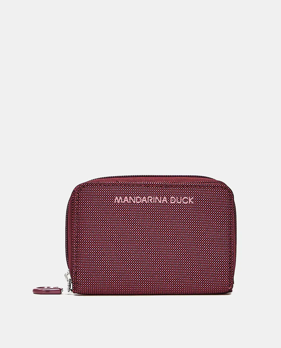 

Маленький женский кошелек Mandarina Duck черного цвета с фирменными деталями, цвет Granate