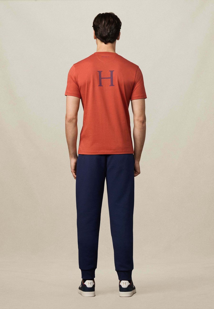 

Футболка Hackett London HERITAGE RALLY UJK , Burnt Orange/Burnt Orange Denim, Оранжевый, Футболка Hackett London HERITAGE RALLY UJK , Burnt Orange/Burnt Orange Denim