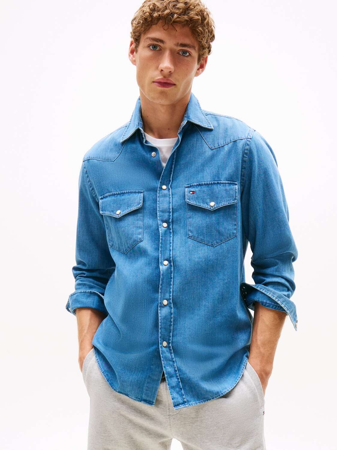 TOMMY HILFIGER Рубашка на пуговицах 'WESTERN' в синем дениме, Regular fit — фото 2
