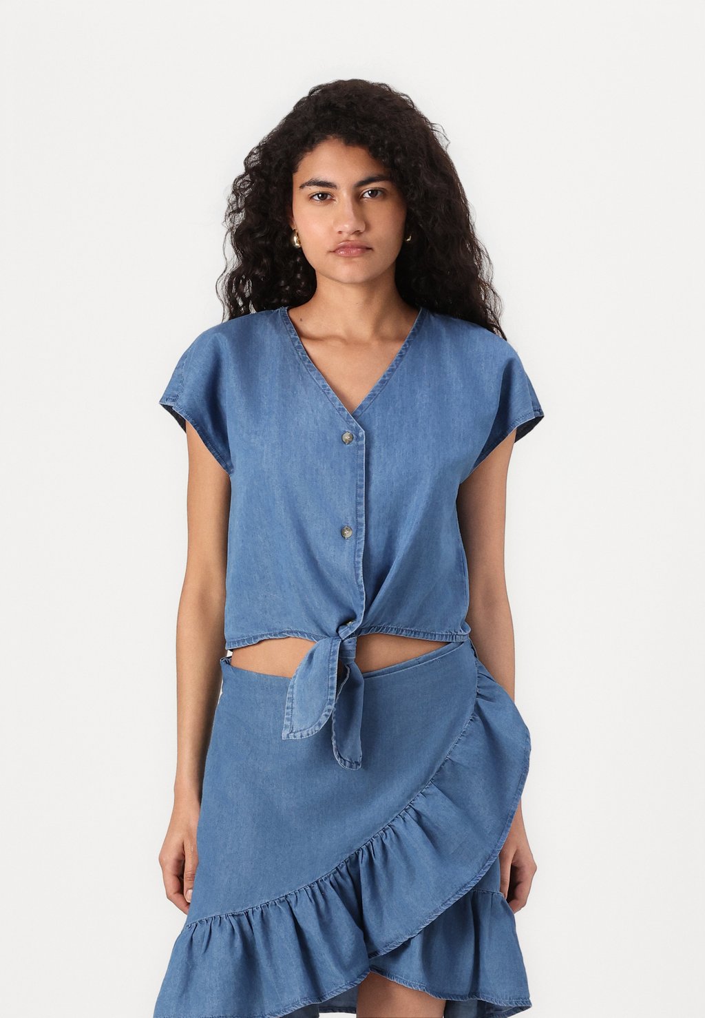 

Блузка на пуговицах ONLBEA SIESTA KNOT SHIRT ONLY, цвет Medium Blue Denim