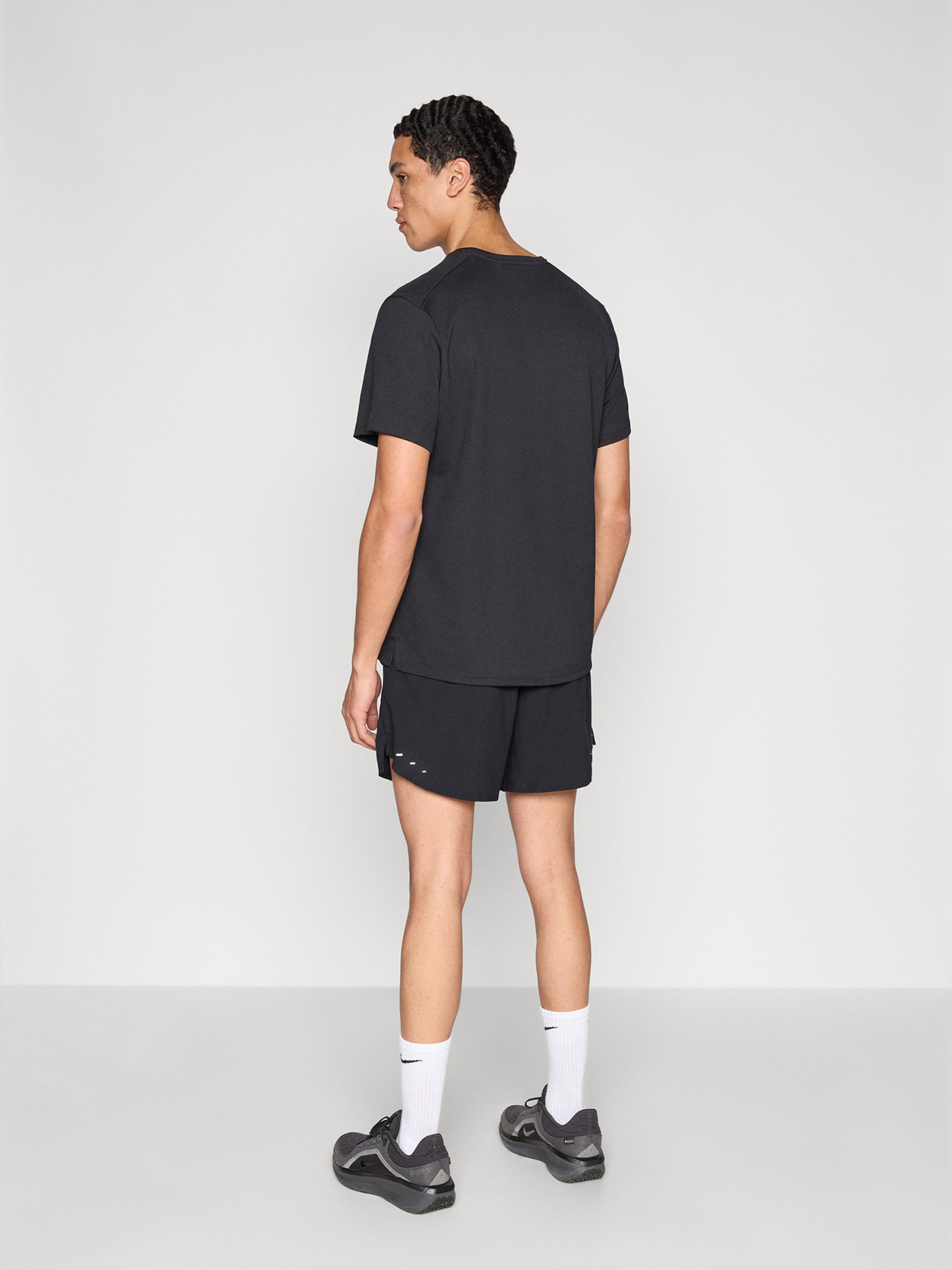 NIKE Шорты для тренировок свободного кроя 'M NK DF STRIDE 7IN BF SHORT' в черном цвете — фото 3