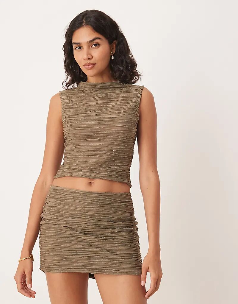 

Топ с высоким воротом и металлической текстурой цвета хаки от ASOS DESIGN