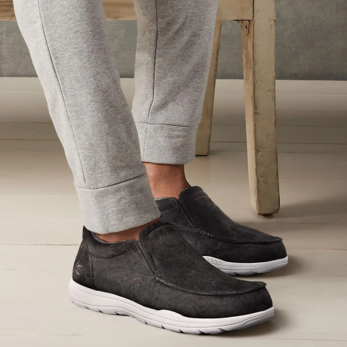 Тапочки для мужчин Skechers, черный — фото 2