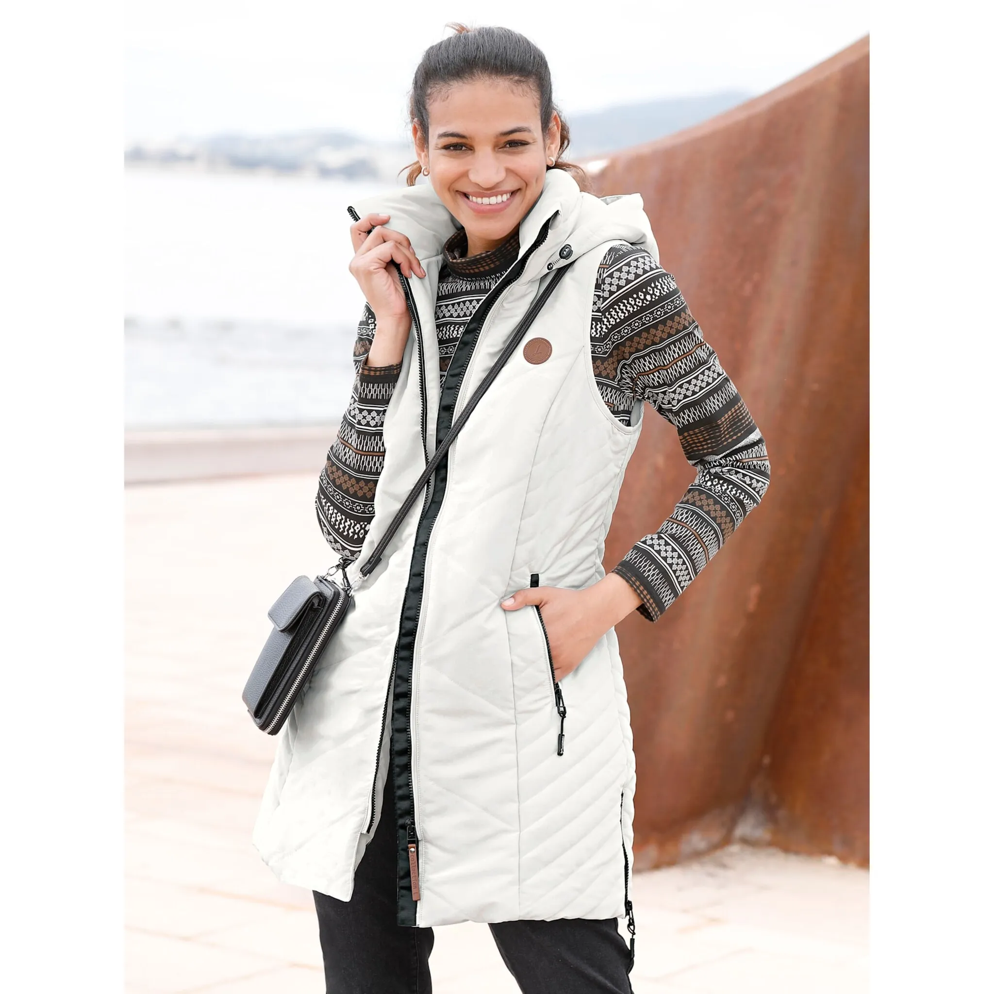

Повседневный образ, длинный жилет Casual Looks, серый