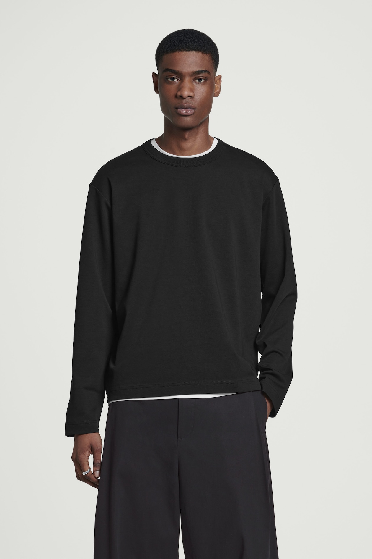 

Трикотажная футболка с длинным рукавом – relaxed fit COS, черный