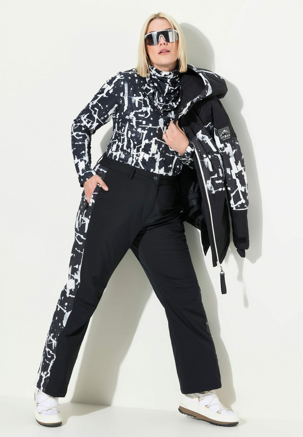 

Брюки HYPRAR ABSTRACT PRINT Ulla Popken, черный